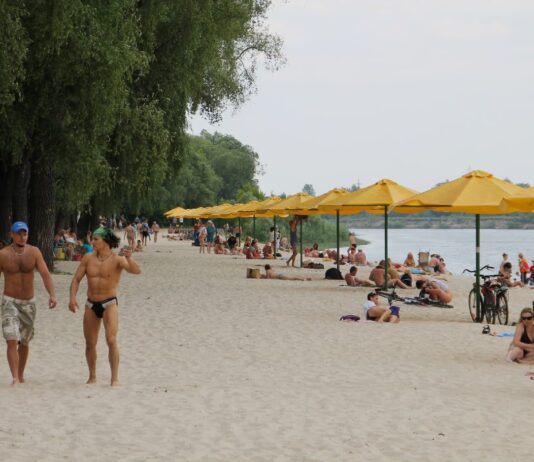 Подготовка пляжа "Золотой берег" до открытия сезона купания