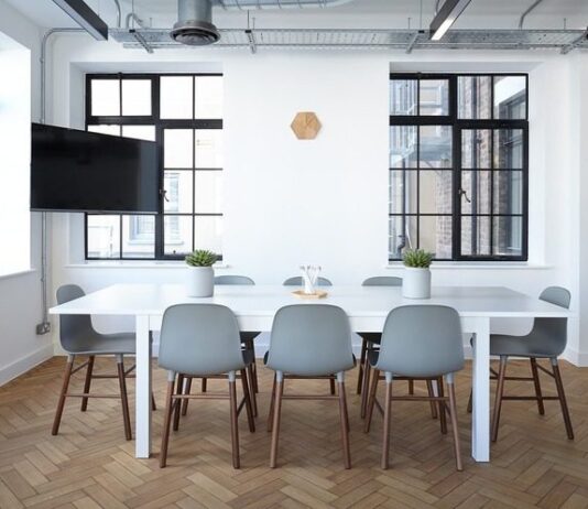 Небольшой офис с мебелью и полным оснащением